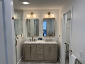 Villa, plusieurs lits, cuisine (2 Turtle Lane) | Salle de bain | Serviettes fournies