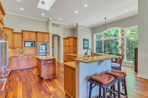 하우스, 침대(여러 개), 수영장 이용, 수영장 전망 (8 West Beach Lagoon) | 전용 주방 | 커피/티 메이커, 식탁