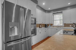 House, Multiple Beds, Balcony, Garden View (4 Mizzenmast Court) | Private kitchen