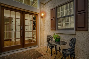 Outdoor dining - 4 Mizzenmast Court at The Sea Pines Resort (Hilton Head Island)