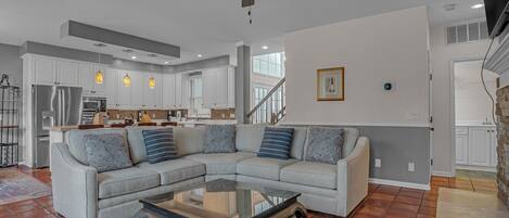 House, Multiple Beds, Balcony, Garden View (4 Mizzenmast Court) | Living area