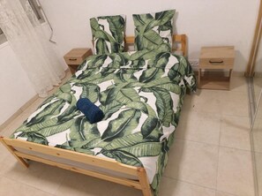 2 habitaciones y tabla de planchar con plancha