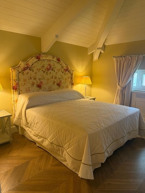 Penthouse Suite | Minibar, in-room safe, desk, laptop workspace
