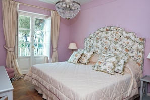 Luxury Suite | In-room safe, desk, laptop workspace, blackout drapes