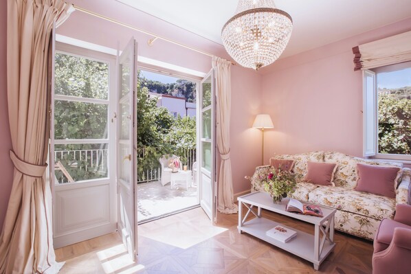 Luxe suite | Woonruimte | Een 25-inch flatscreentelevisie met digitale zenders en Netflix