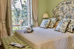 Junior Suite | In-room safe, desk, laptop workspace, blackout drapes