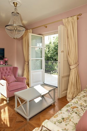 Luxury Suite | In-room safe, desk, laptop workspace, blackout drapes