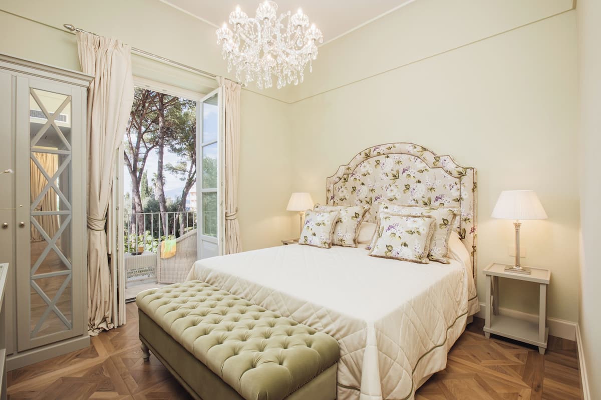 Minibar, caixa forta a l'habitació i escriptori