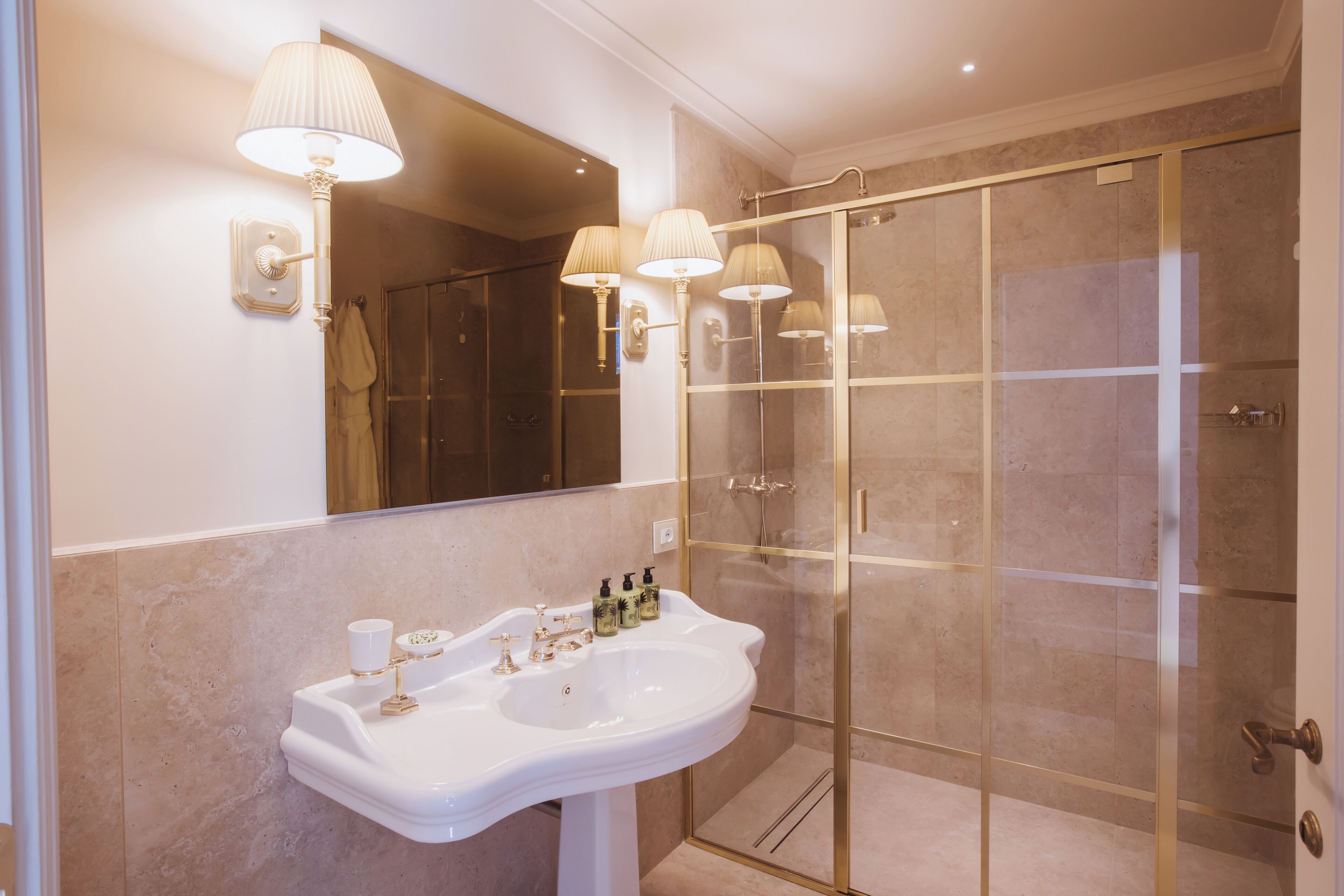Luxury Suite | Bathroom | Shower, hair dryer, slippers, towels