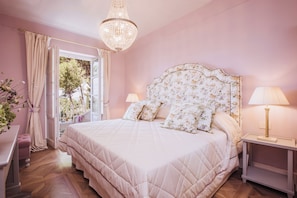 Junior Suite | Minibar, in-room safe, desk, laptop workspace - Domus Florum Sorrento (Sorrento)
