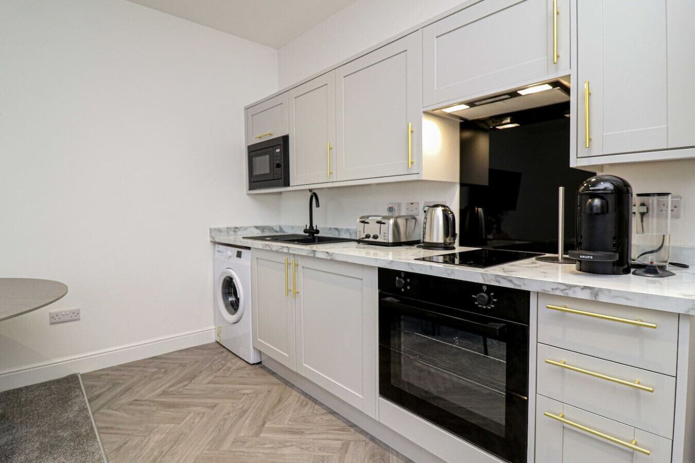 Jääkaappi, mikroaaltouuni, uuni, kahvin-/teenkeitin