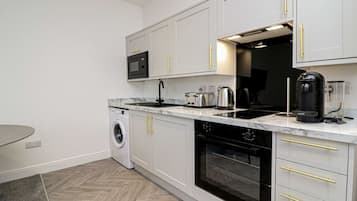 Køleskab, mikrobølgeovn, ovn, kaffe-/temaskine