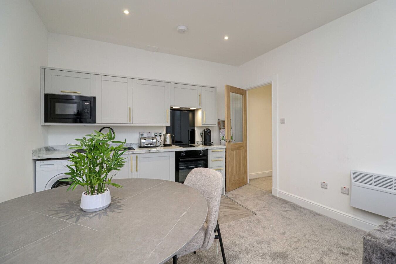 Kjøleskap, mikrobølgeovn, ovn og kaffetrakter/tekoker