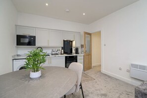 Réfrigérateur, micro-ondes, four, cafetière/bouilloire