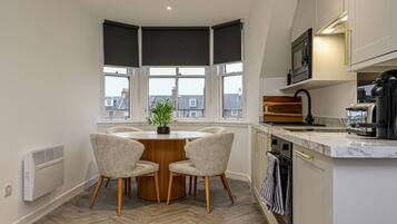 Kühlschrank, Mikrowelle, Ofen, Wasserkocher mit Kaffee-/Teezubehör