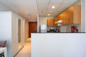 雪櫃、微波爐、焗爐、爐具