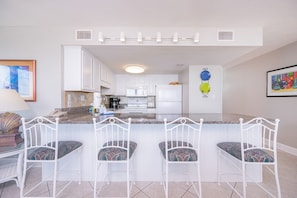 Condo, 3 habitaciones | Cocina privada | Refrigerador, horno y cafetera y tetera 
