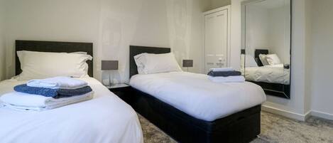 2 soveværelser, skrivebord, strygejern/strygebræt, weekendseng