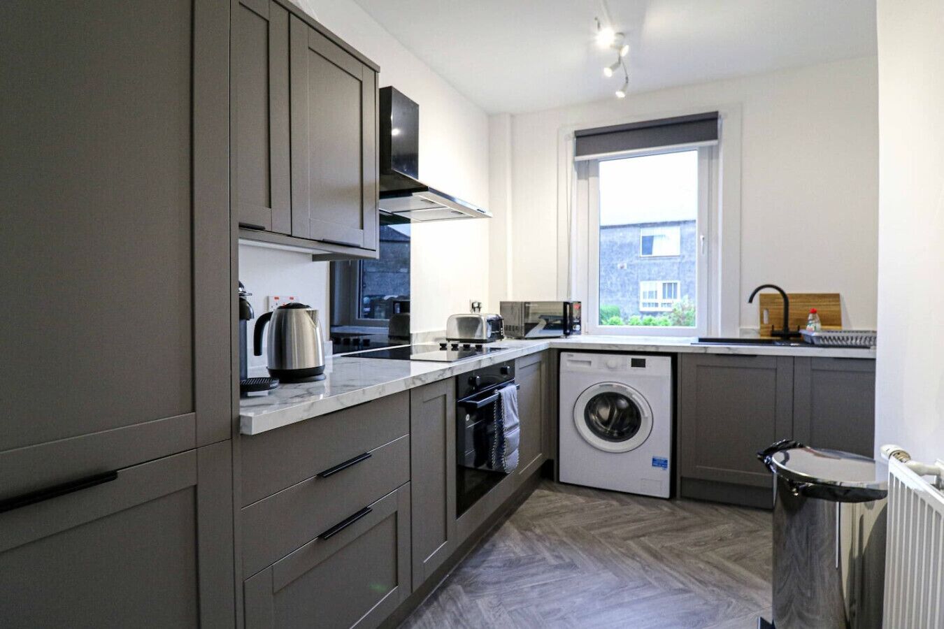 Jääkaappi, mikroaaltouuni, uuni, liesi