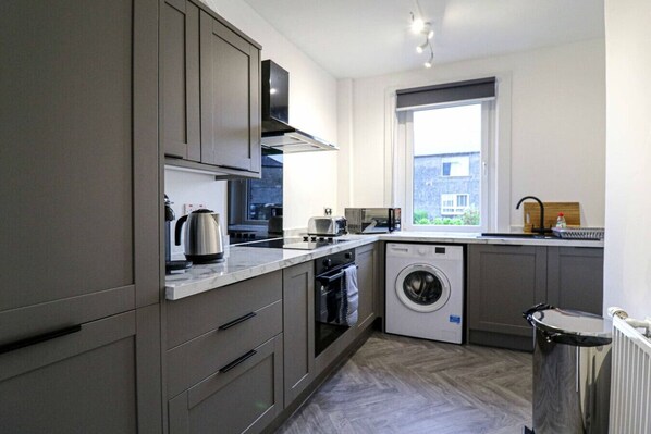 Kühlschrank, Mikrowelle, Ofen, Herdplatte