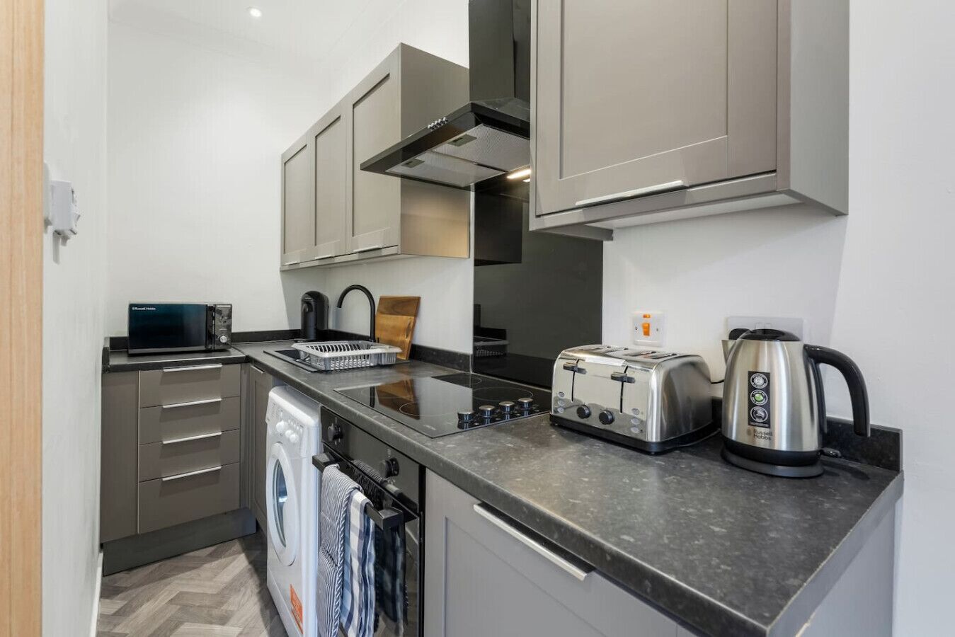 Réfrigérateur, micro-ondes, four, lave-vaisselle