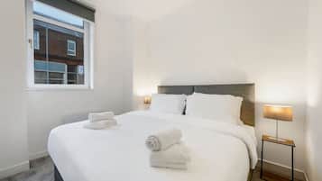 1 Schlafzimmer, Schreibtisch, Bügeleisen/Bügelbrett, Reisekinderbett
