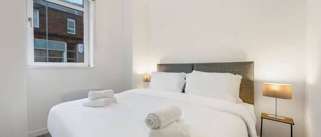 1 habitación, escritorio, tabla de planchar con plancha y cuna de viaje