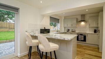 Jääkaappi, mikroaaltouuni, uuni, liesi