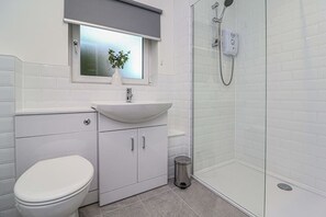 A modern bathroom with a toilet, sink, and shower. - Beautiful 3 Bed Luxury House in Glasgow West End (Glasgow City)