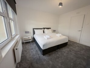 2 slaapkamers, een bureau, een strijkplank/strijkijzer, gratis wifi