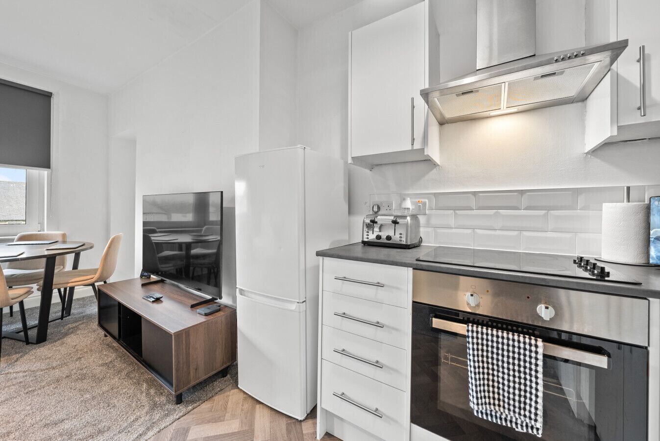 Kjøleskap, mikrobølgeovn, ovn og kokeplater