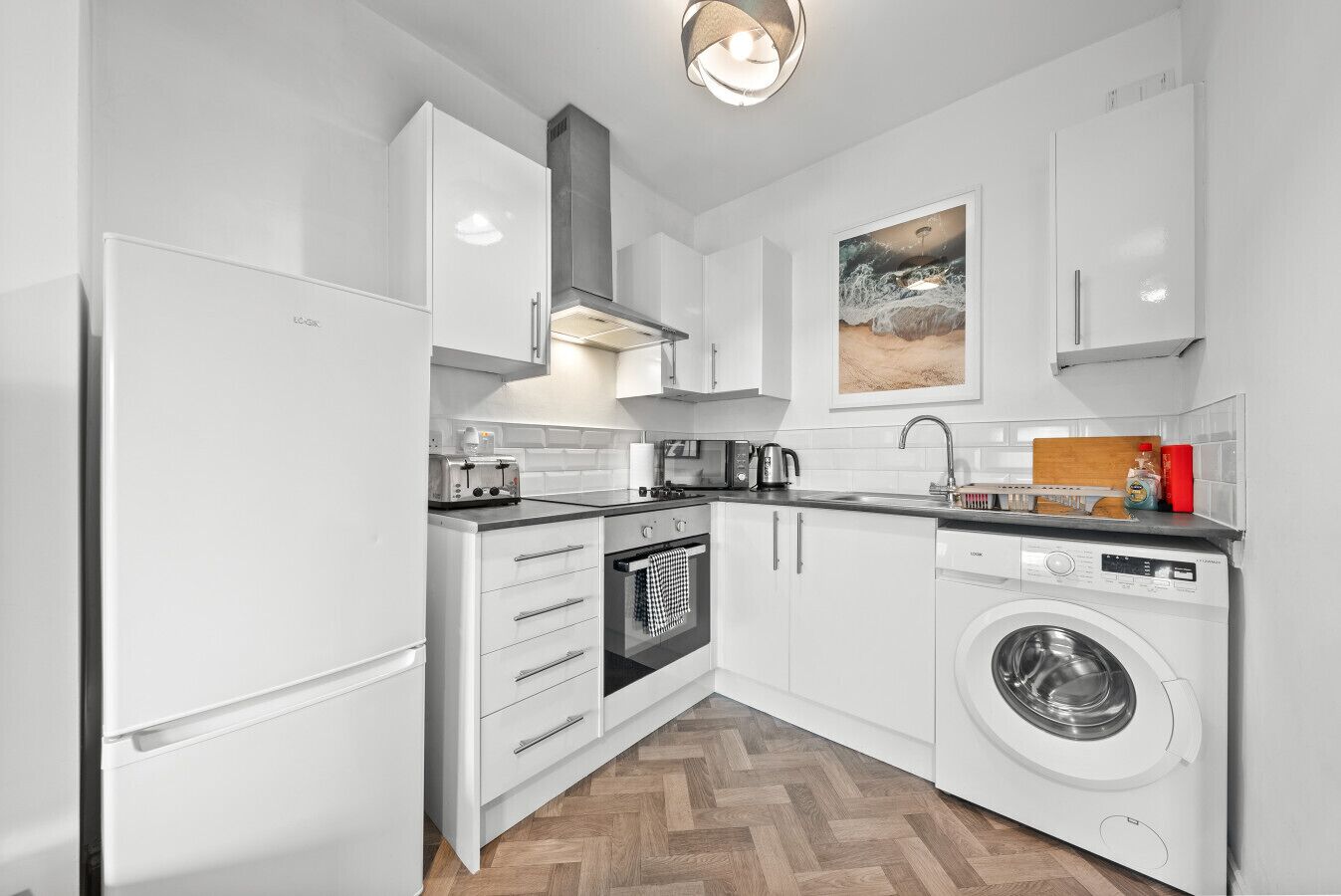 Kjøleskap, mikrobølgeovn, ovn og kokeplater