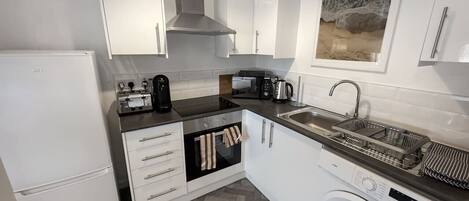 ثلاجة، ميكروويف، فرن، موقد طهي مسطح