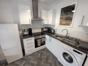 Een koelkast, een microgolfoven, een oven, een kookplaat