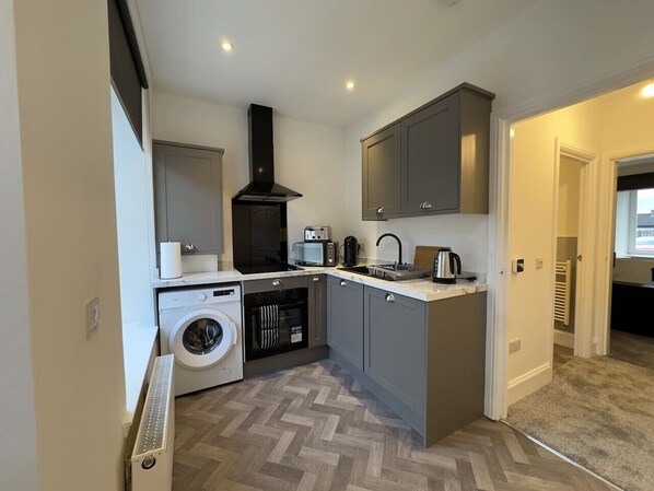 Een koelkast, een microgolfoven, een oven, een broodrooster