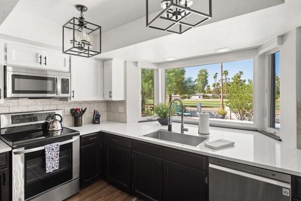 Fridge, microwave, oven, stovetop - Golf Course Home with Heated Pool (Phoenix)