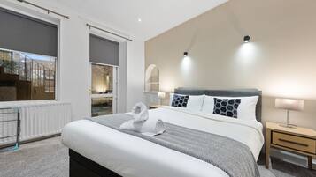 1 slaapkamer, een bureau, een strijkplank/strijkijzer, wifi