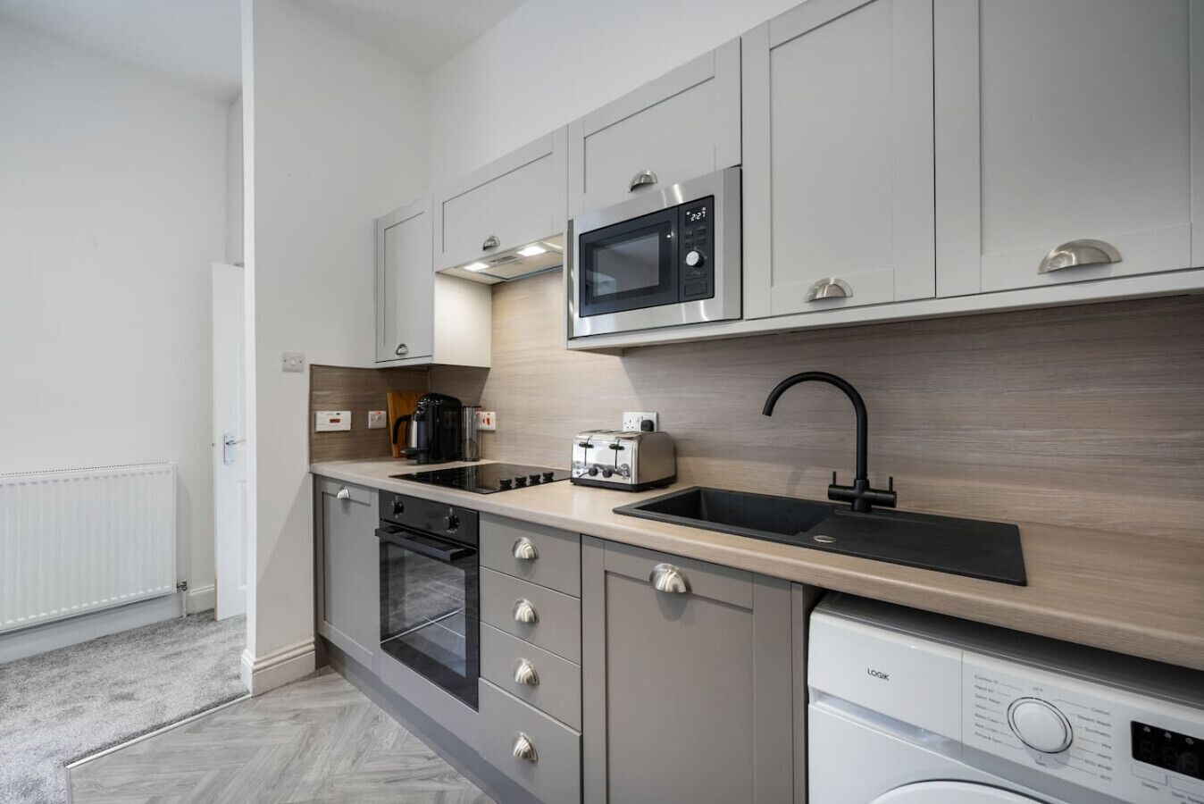 Kjøleskap, mikrobølgeovn, brødrister og kjøkkenutstyr