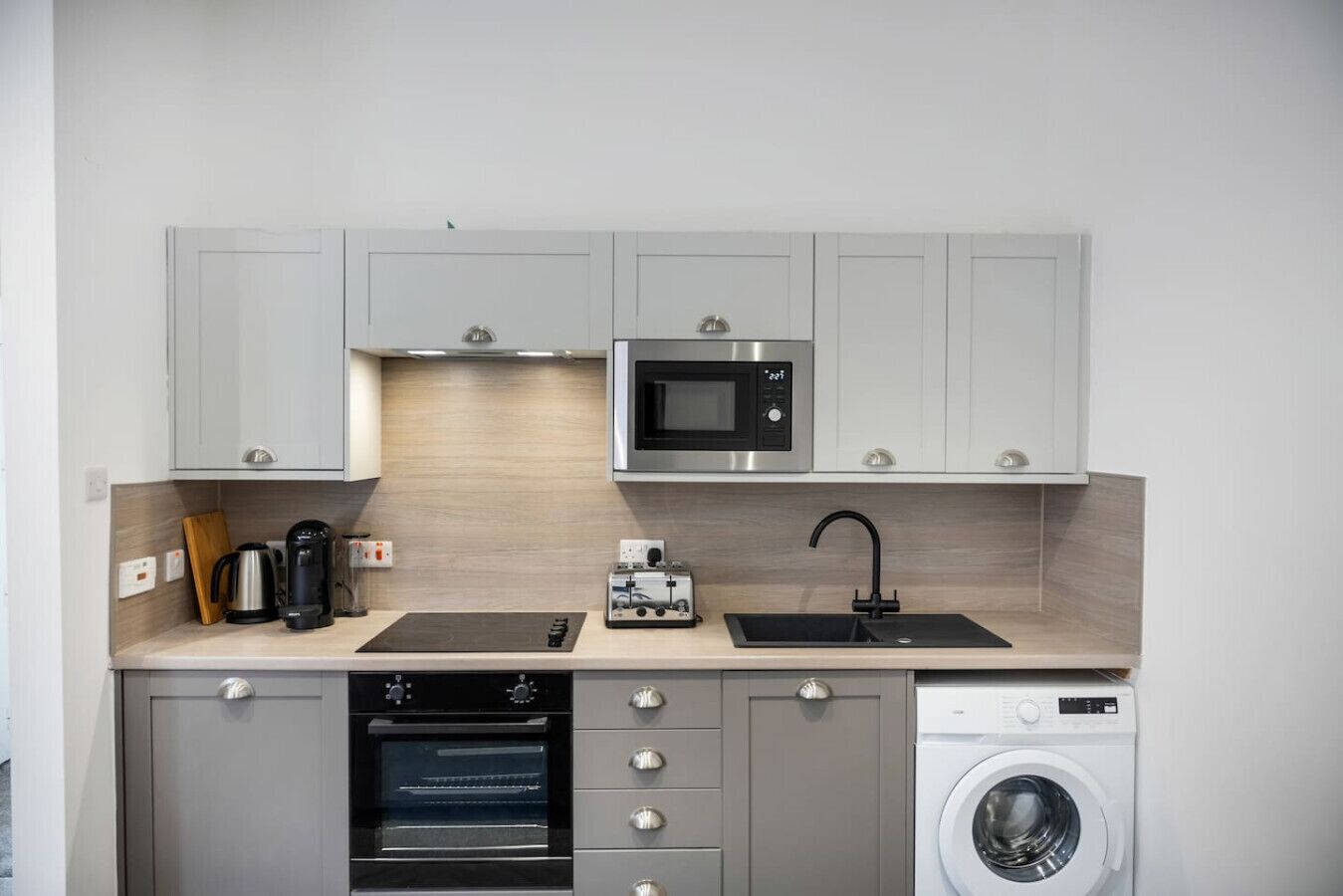 Kjøleskap, mikrobølgeovn, brødrister og kjøkkenutstyr