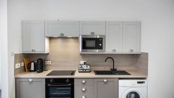 Refrigerador, microondas, tostadora y utensilios de cocina