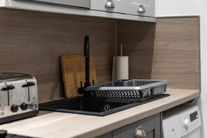 Kjøleskap, mikrobølgeovn, ovn og kokeplater