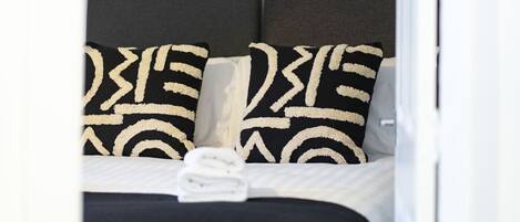 2 habitaciones, escritorio, tabla de planchar con plancha y wifi