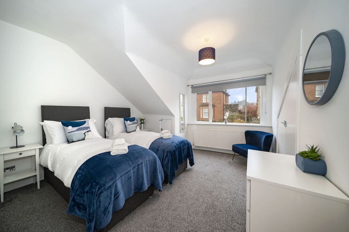 2 slaapkamers, een bureau, een strijkplank/strijkijzer, wifi