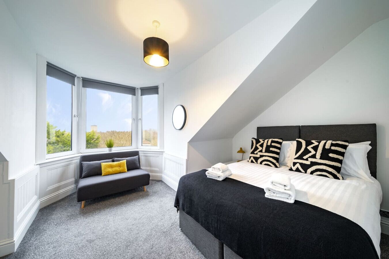 2 slaapkamers, een bureau, een strijkplank/strijkijzer, wifi