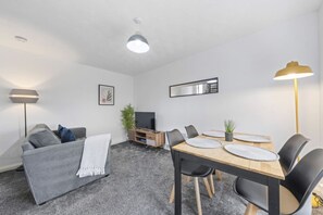 Dining - Greenside Getaway Newarthill (Newarthill)