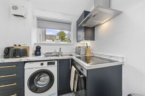 Four, grille-pain, tables à manger