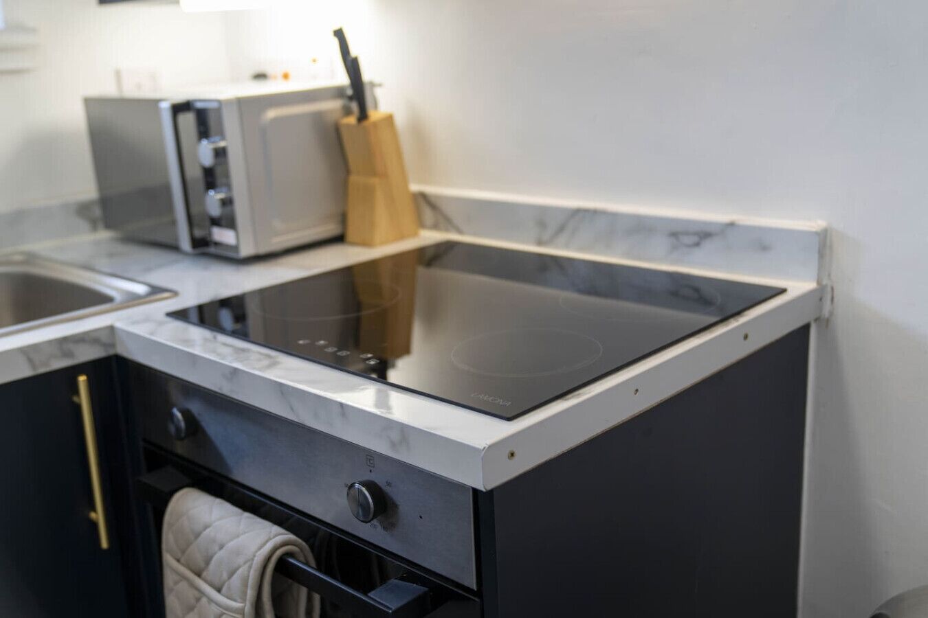 Ovn, brødrister og spisebord