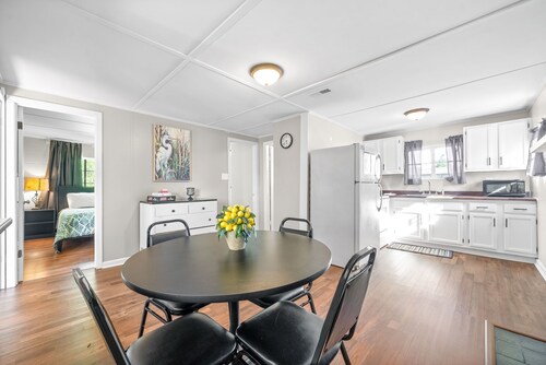 Discover Cypress Bay: Lakefront 2BR Cottage & Covered Boat Slip Awaits!