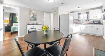 Discover Cypress Bay: Lakefront 2BR Cottage & Covered Boat Slip Awaits!