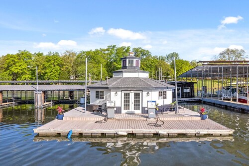 Discover Cypress Bay: Lakefront 2BR Cottage & Covered Boat Slip Awaits!